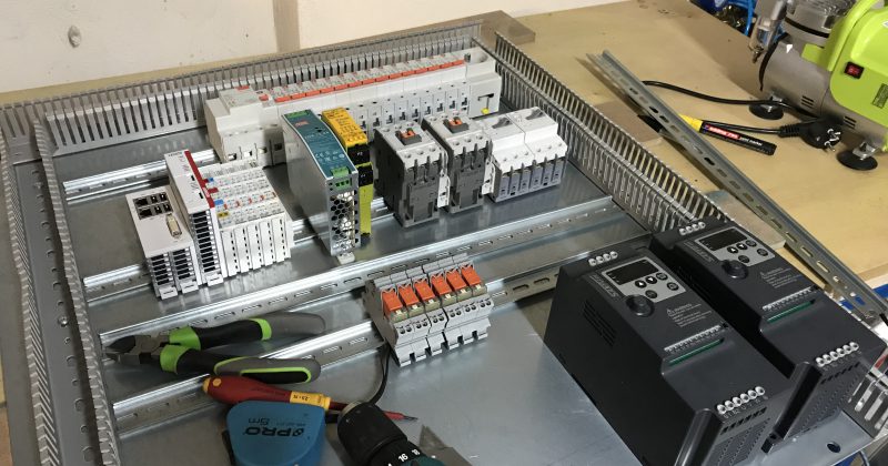 Jak budować szafy elektryczne dla maszyn i urządzeń ?